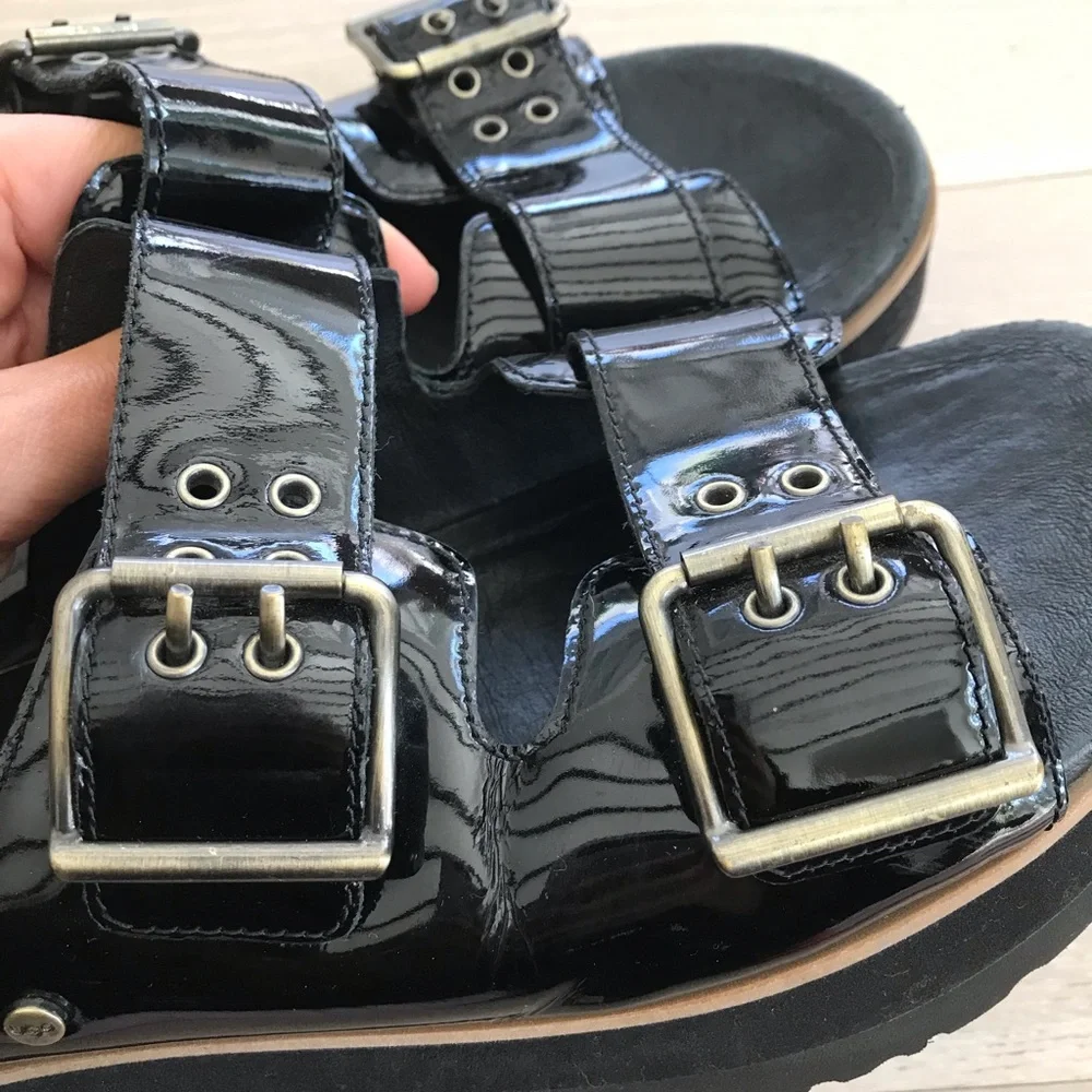 UGG Cammie Black Patient Leather platform Sandals Women’s Size 8.5 - Picture 5 of 8